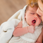 Overprikkelde baby laten slapen