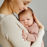 moeder herkent signalen van baby