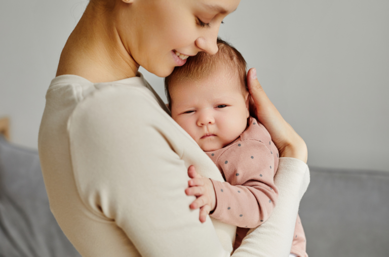 moeder herkent signalen van baby