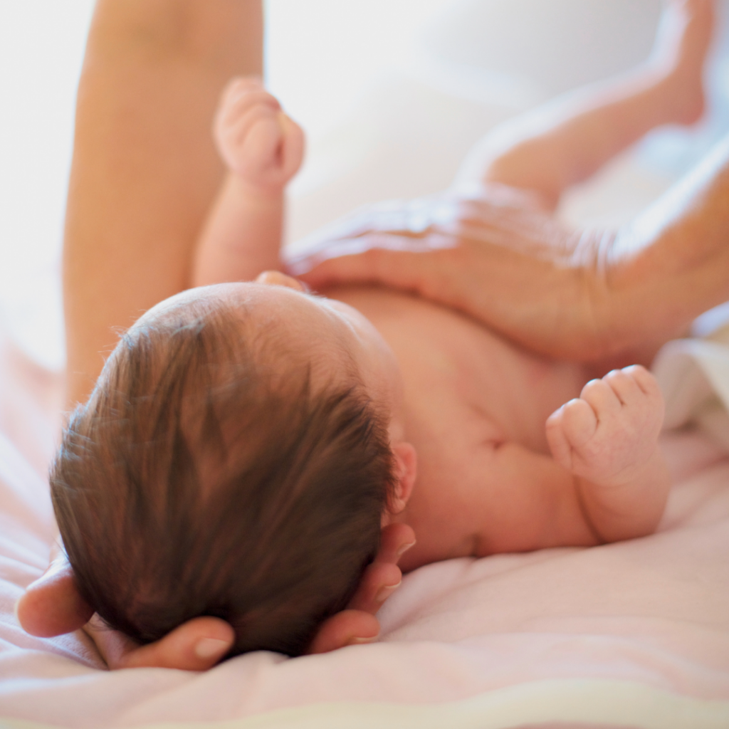 Babymassage bij darmkrampjes oefening